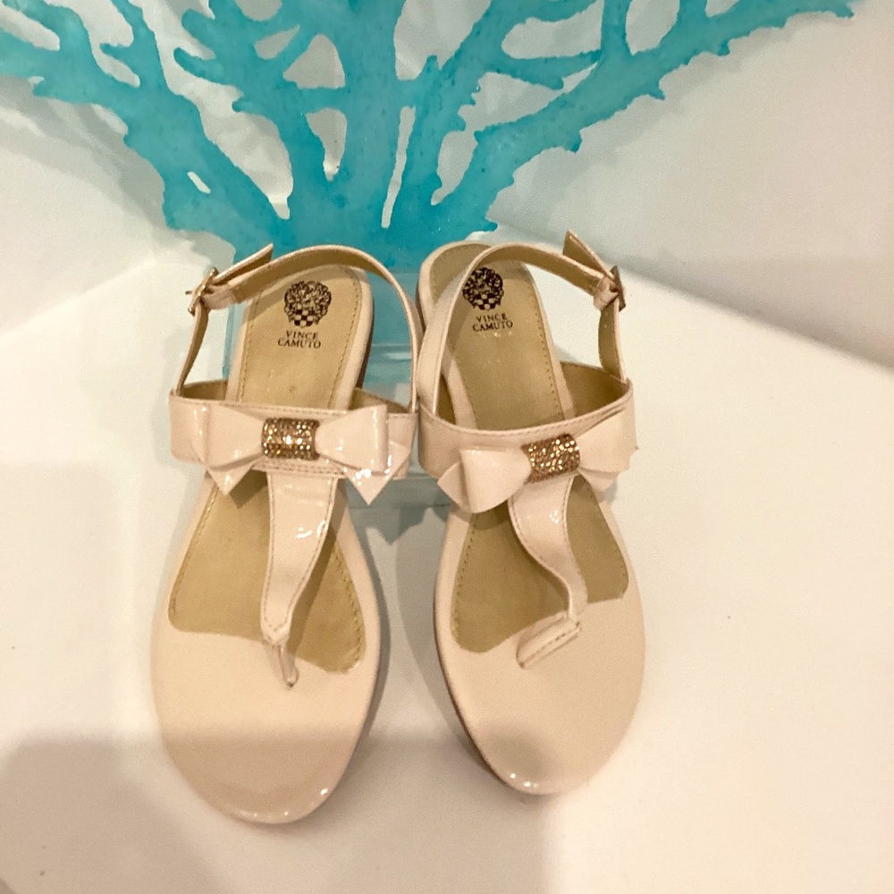 NEW VINCE CAMUTO GIRLS TAN PATENT LEATHER EMBELLISHED CRYSTALS BOW SANDALS SZ 4